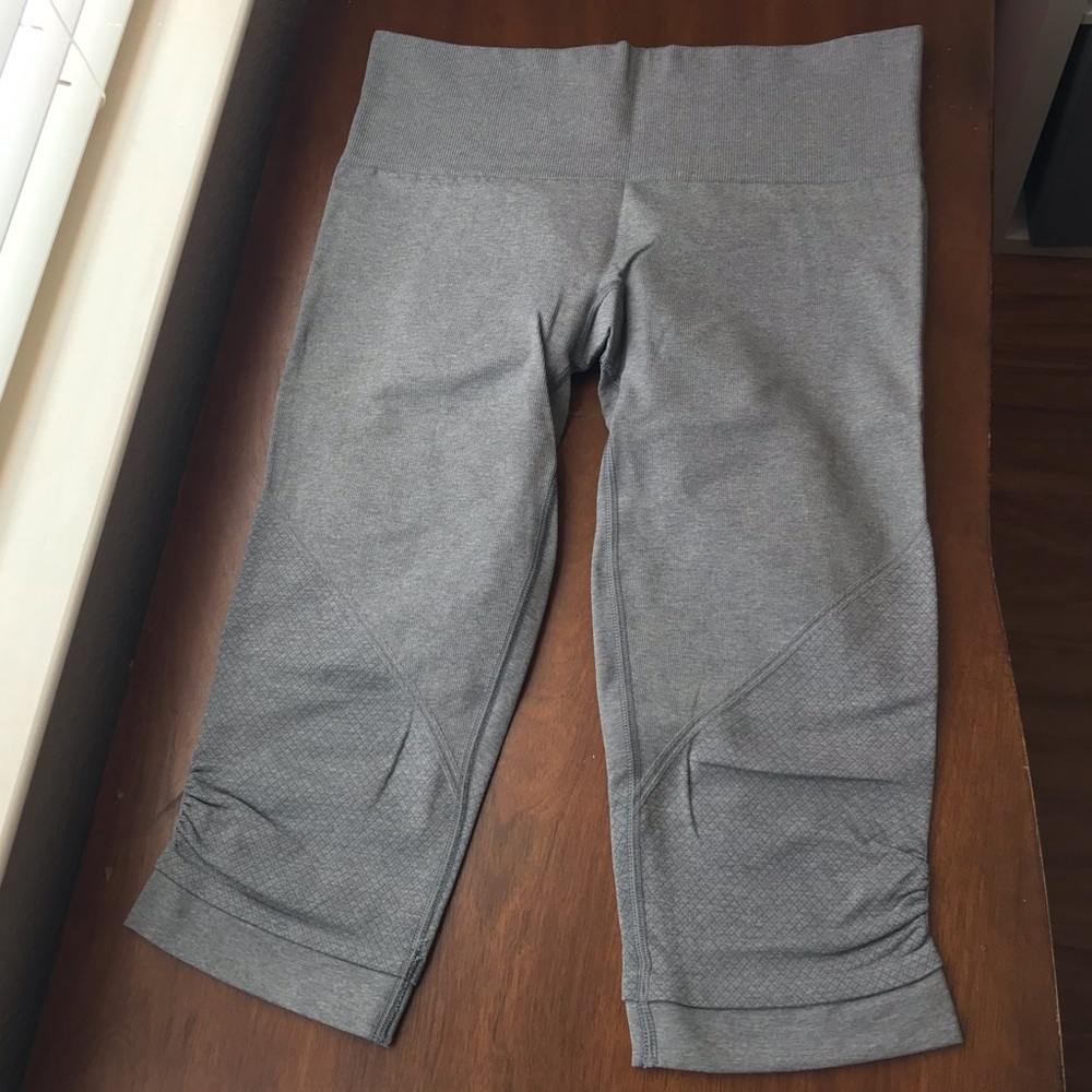 Lululemon grey capris, size 6